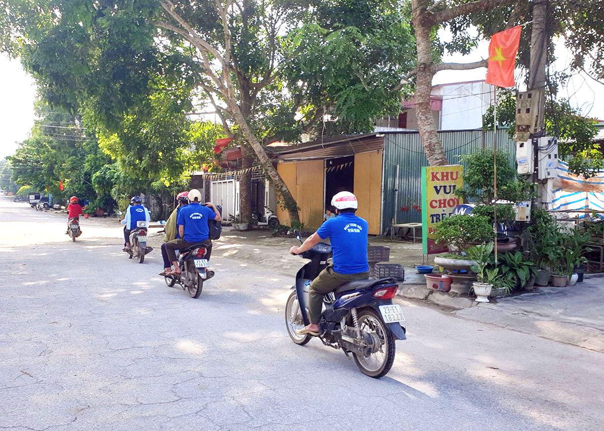 Đoàn viên, thanh niên huyện Quang Bình tuyên truyền xóa bỏ hủ tục trên hệ thống loa di động.