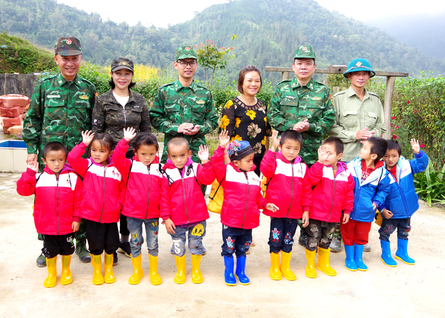 Lãnh đạo Bộ Chỉ huy Bộ đội Biên phòng tỉnh tặng quà thầy, trò điểm trường Mã Tẻn, xã Bản Máy, huyện Hoàng Su Phì.