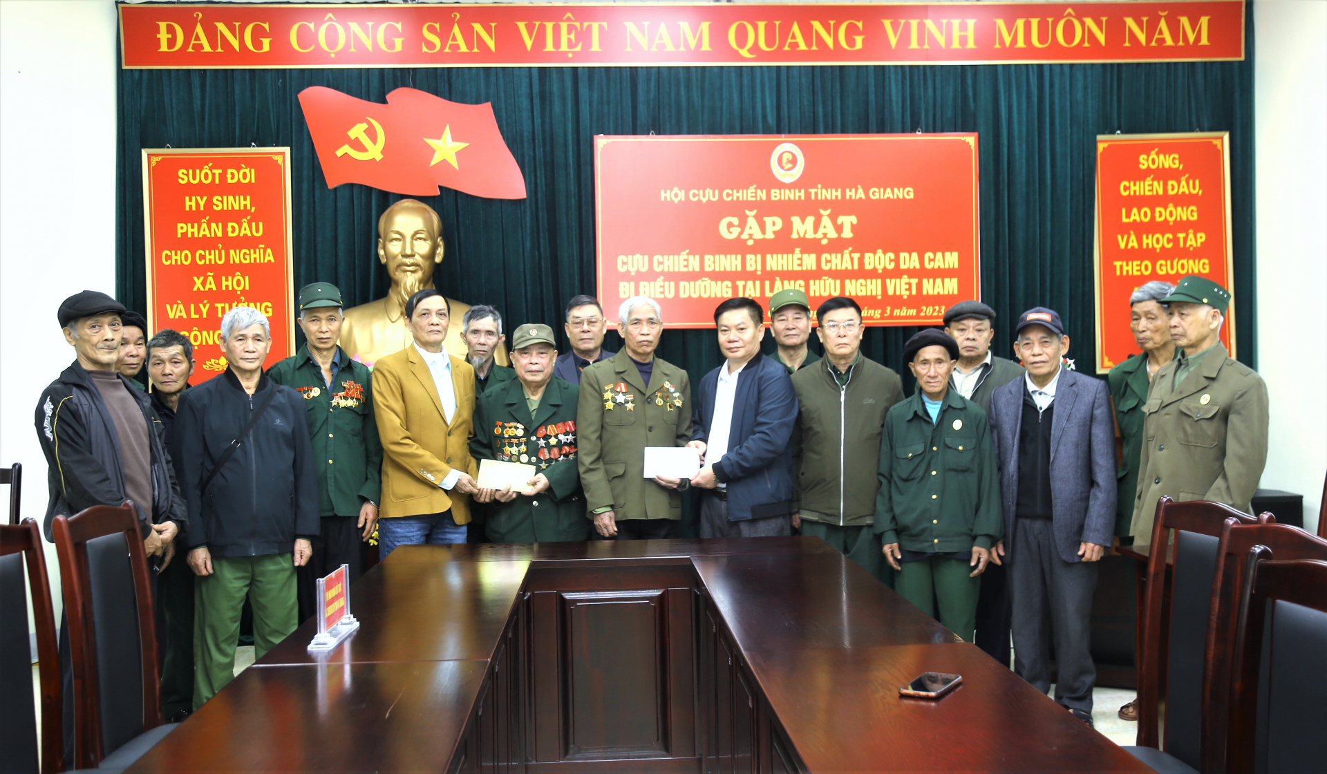 Lãnh đạo Hội CCB tỉnh và Hội Nạn nhân chất độc Da cam/Diôxin tỉnh tặng quà động viên các CCB, cựu TNXP đi điều dưỡng tại Làng Hữu nghị Việt Nam.