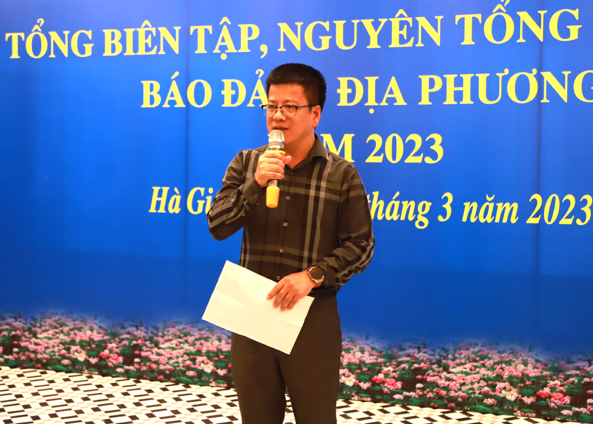 Tổng Biên tập Báo Hà Giang Nguyễn Trung Thu phát biểu tại buổi gặp mặt.
