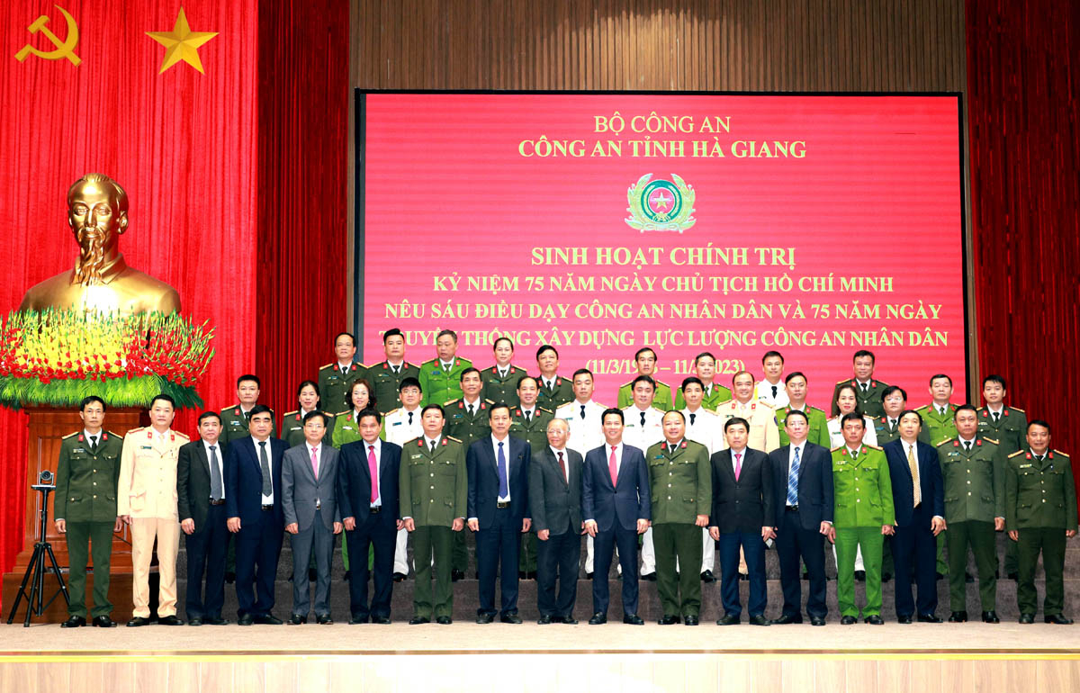 Các đồng chí lãnh đạo tỉnh chụp ảnh lưu niệm tại buổi sinh hoạt chính trị kỷ niệm 75 năm Ngày Chủ tịch Hồ Chí Minh nêu Sáu điều dạy CAND.
