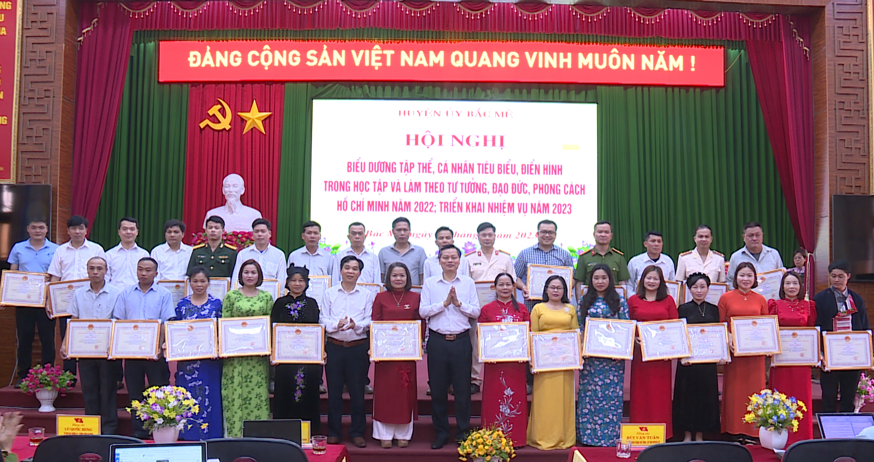 Lãnh đạo huyện Bắc Mê trao Giấy khen cho các tập thể có thành tích xuất sắc trong Học tập và làm  theo tư tưởng, đạo đức, phong cách Hồ Chí Minh năm 2022.
