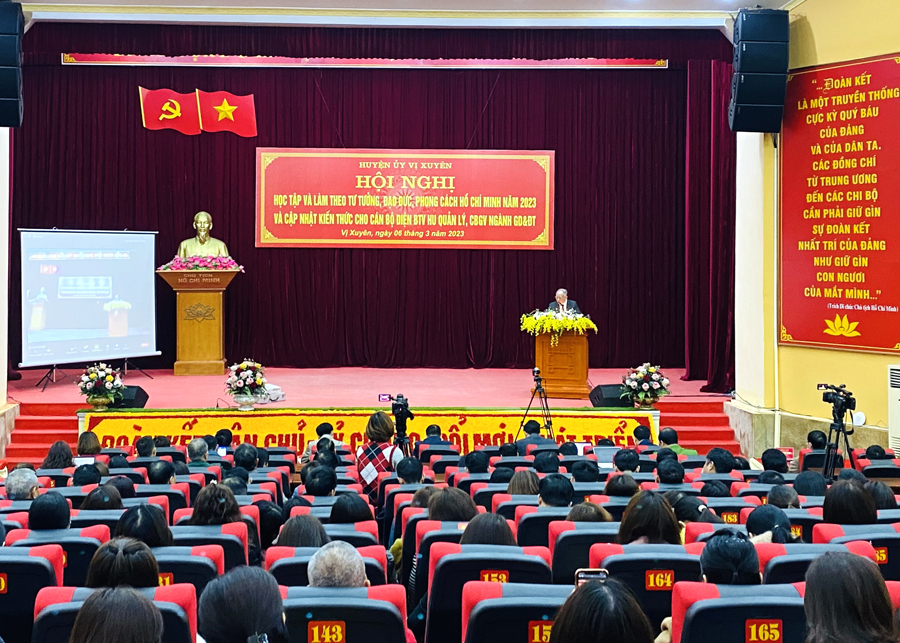 Các đại biểu dự hội nghị tại điểm cầu huyện Vị Xuyên.
