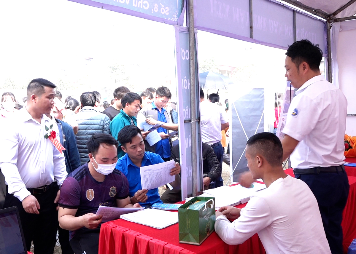 Đông đảo người lao động huyện Yên Minh tìm kiếm cơ hội việc làm tại hội chợ.
