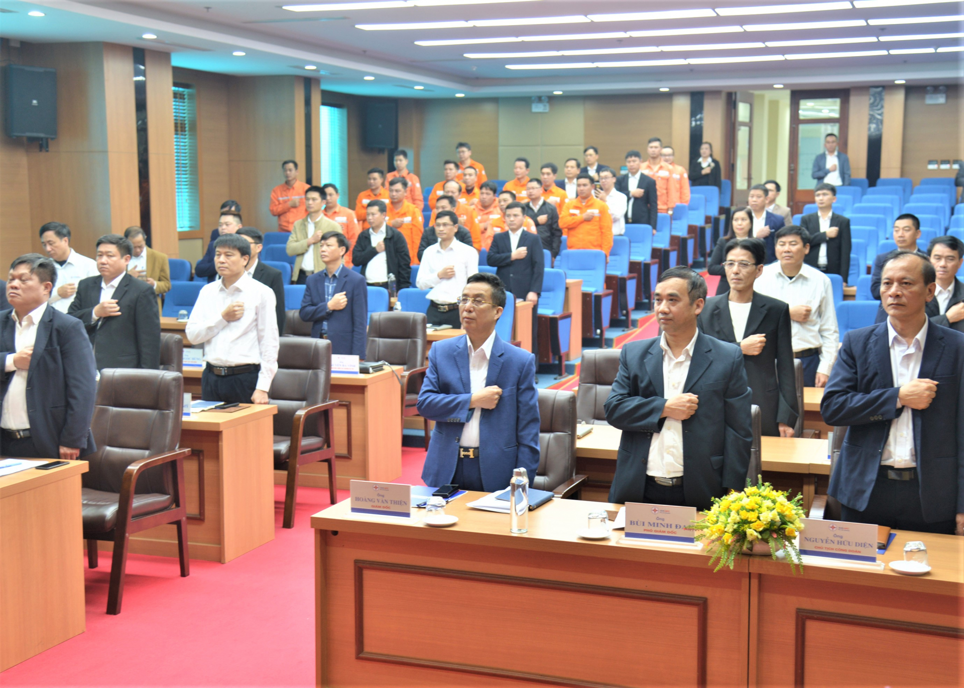 Lãnh đạo, nhân viên, người lao động Công ty Điện lực Hà Giang quyết tâm thực hiện văn hóa an toàn lao động.