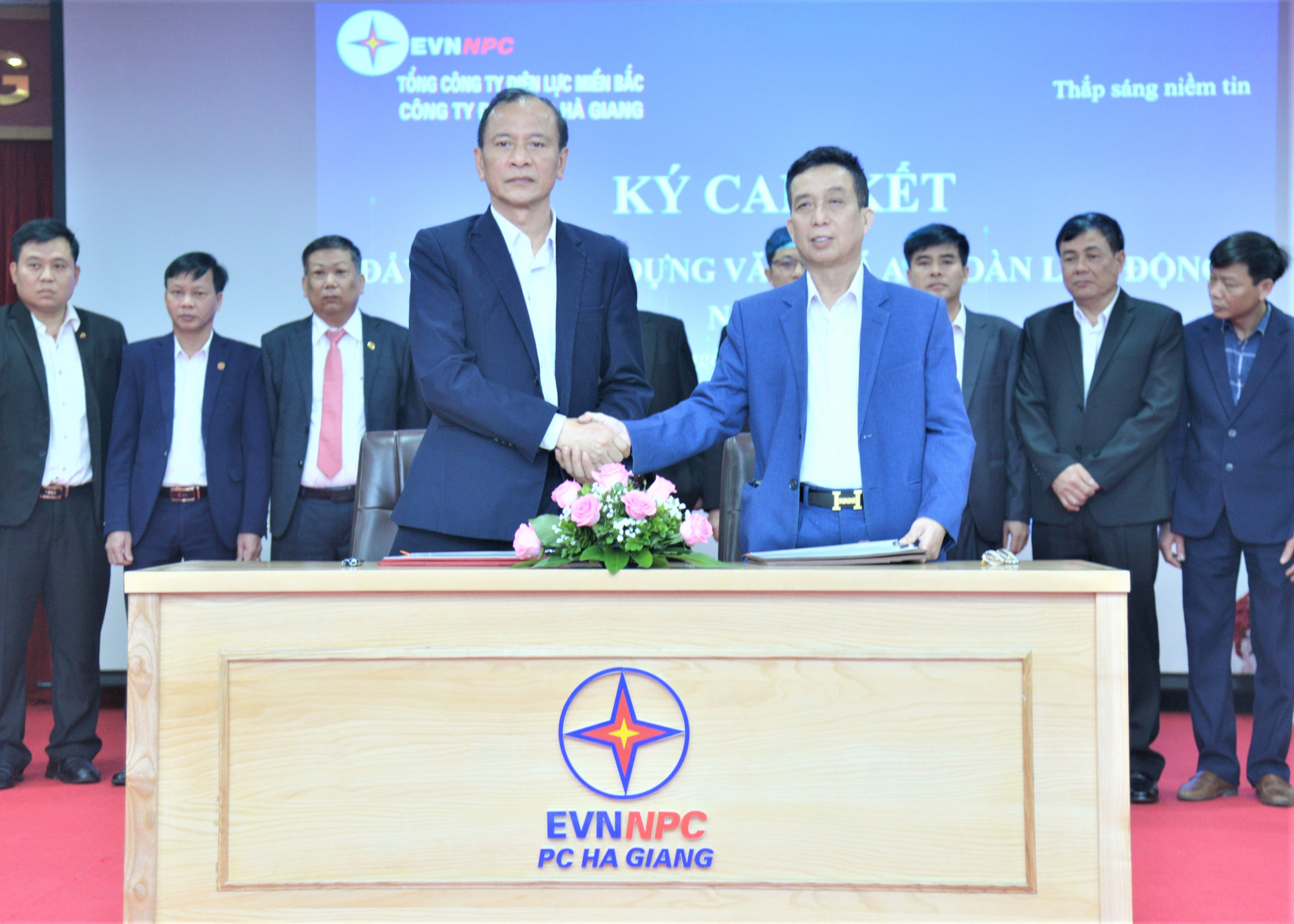Giám đốc và Chủ tịch Công đoàn Công ty Điện lực Hà Giang và các đơn vị trực thuộc ký cam kết thực hiện văn hóa an toàn lao động.