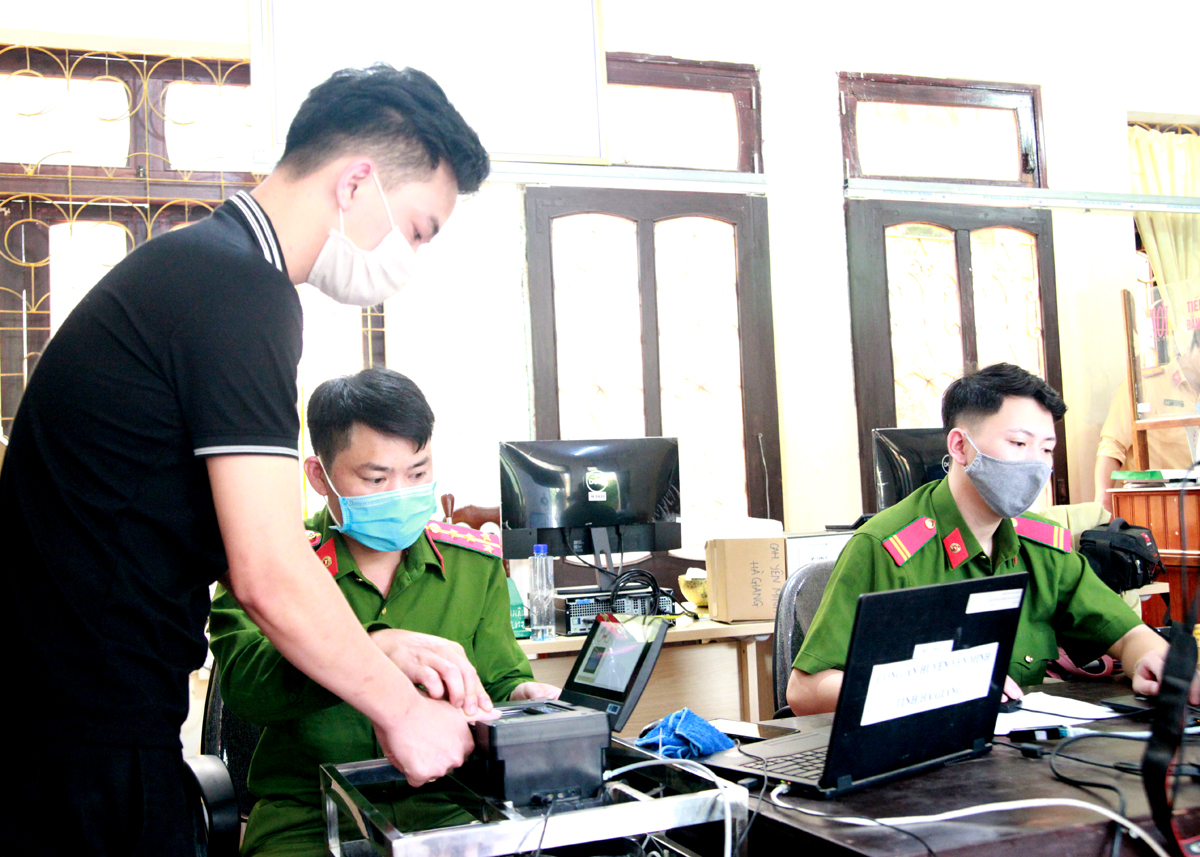 Công an huyện Yên Minh thực hiện cấp Căn cước công dân.