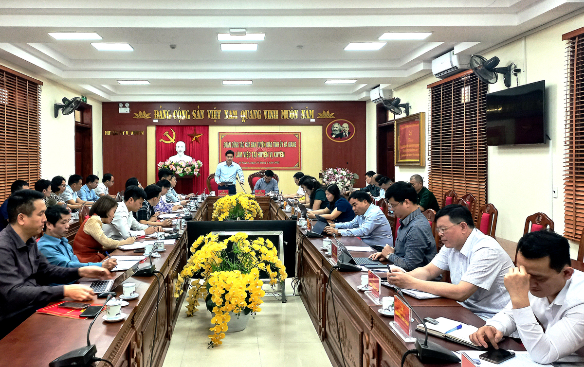Đoàn công tác của Ban Tuyên giáo Tỉnh ủy làm việc tại huyện Vị Xuyên.
