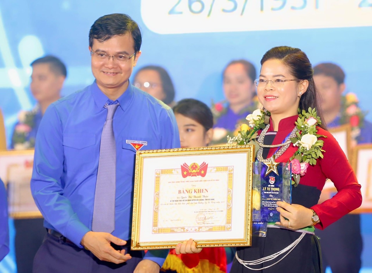 Bí thư thứ nhất Trung ương Đoàn Bùi Quang Huy trao thưởng cho cán bộ Đoàn tỉnh Hà Giang