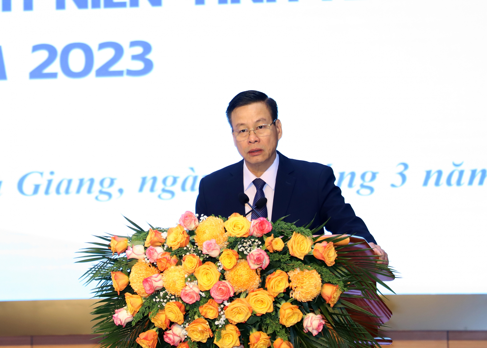 Chủ tịch UBND tỉnh Nguyễn Văn Sơn phát biểu tại buổi đối thoại.
