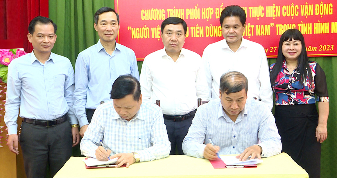 Lãnh đạo Ủy ban MTTQ tỉnh và Sở Công thương ký kết chương trình phối hợp.
