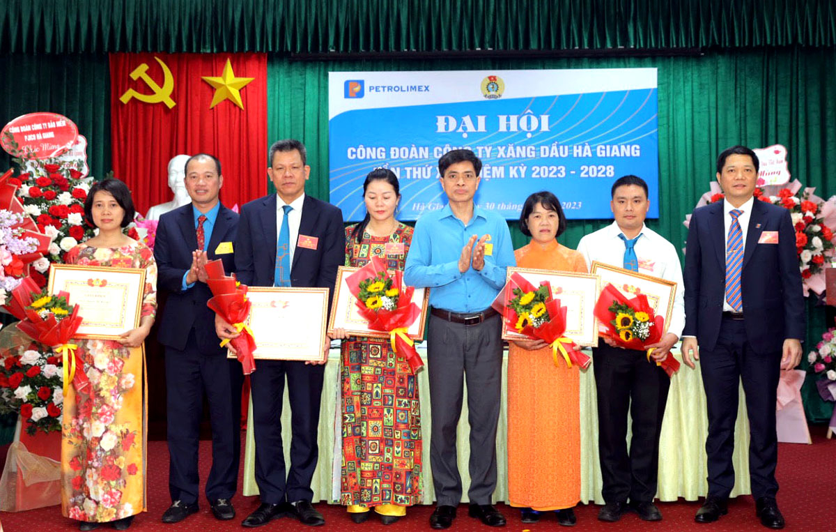 Lãnh đạo Công đoàn Xăng dầu Việt Nam, lãnh đạo Công ty Xăng dầu Hà Giang và lãnh đạo Liên đoàn Lao động tỉnh tặng Giấy khen cho các tập thể và cá nhân.
