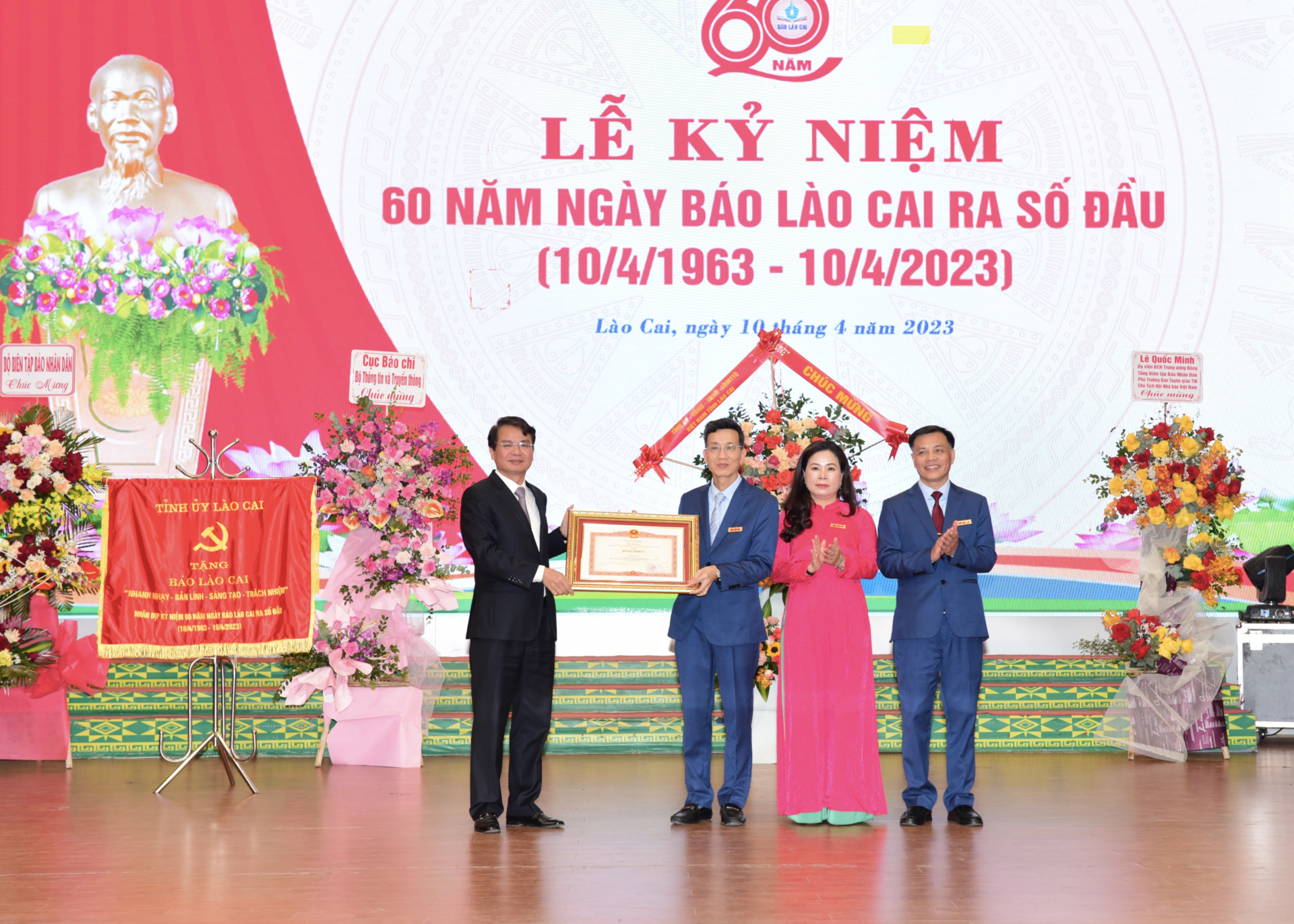 Thừa ủy quyền của Thủ tướng Chính phủ, Bí thư Tỉnh ủy Lào Cai Đặng Xuân Phong trao Bằng khen của Thủ tướng Chính phủ cho Ban Biên tập Báo Lào Cai.
