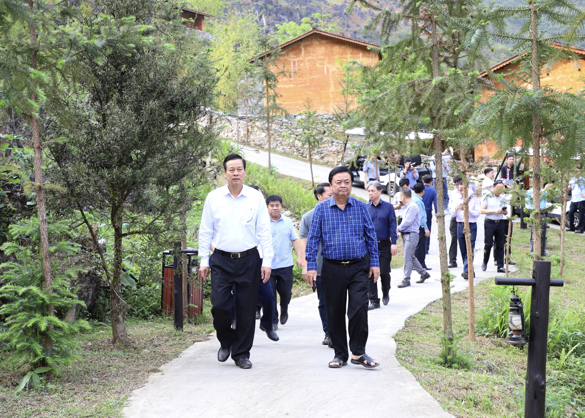 Bộ trưởng Bộ Nông nghiệp và PTNT Lê Minh Hoan và Chủ tịch UBND tỉnh Nguyễn Văn Sơn thăm quan Khu nghỉ dưỡng H’Mông Village.