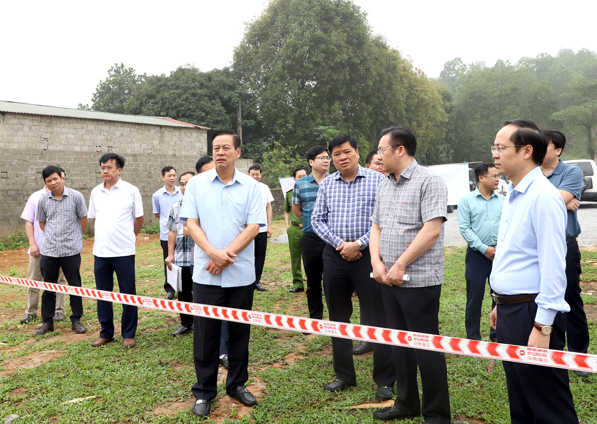 Chủ tịch UBND tỉnh Nguyễn Văn Sơn kiểm tra khu vực triển khai dự án đường cao tốc thuộc địa phận xã Quang Minh (Bắc Quang).
