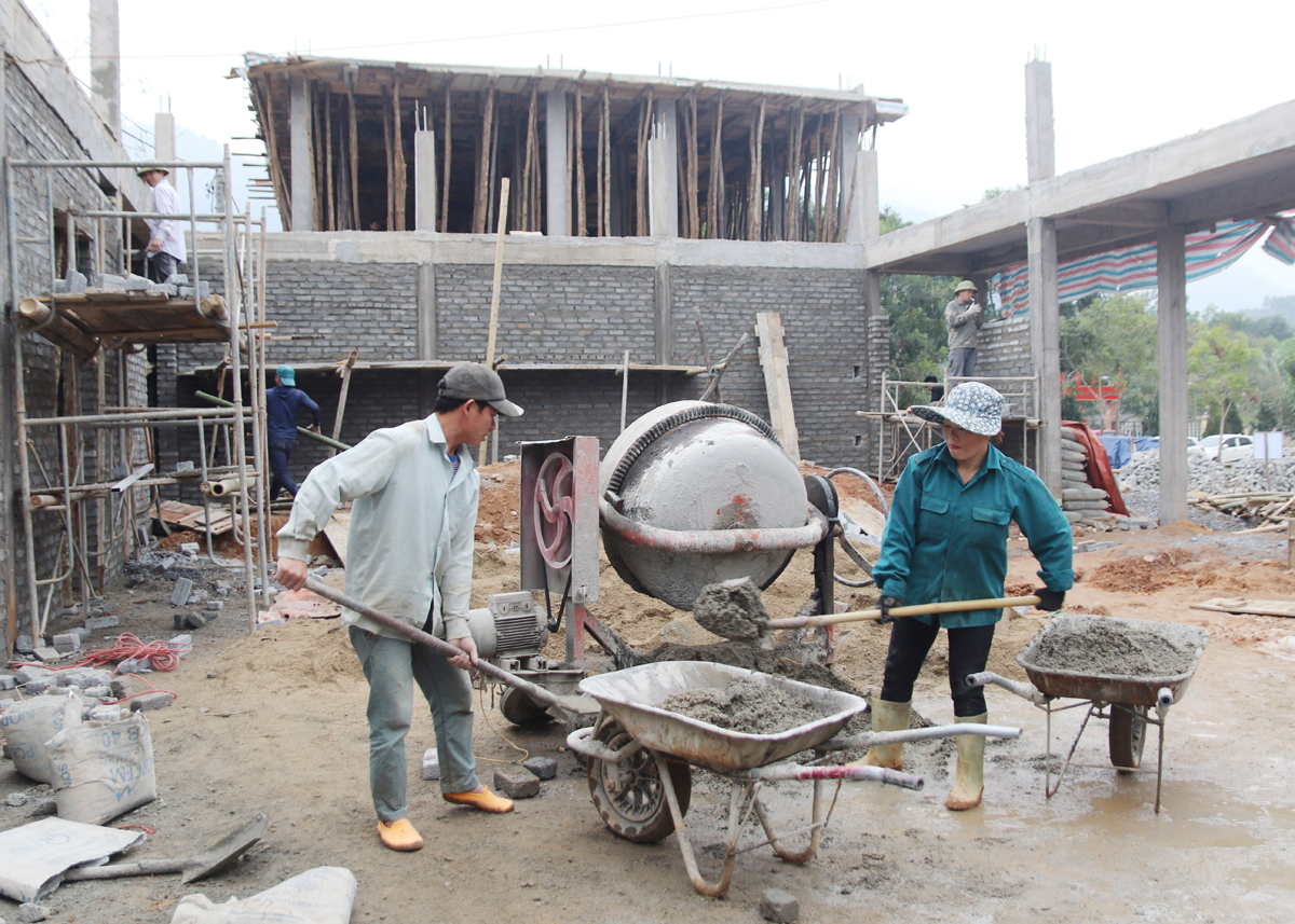 Công trình Nhà văn hóa xã Tân Thành được đẩy nhanh tiến độ thi công.
