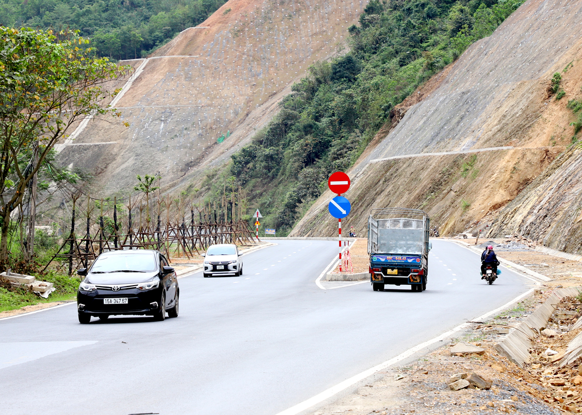 Dự án nâng cấp, mở rộng Quốc lộ 2, đoạn đầu cầu Mè (thành phố Hà Giang) giúp giao thông thuận lợi, góp phần thúc đẩy KT - XH.

