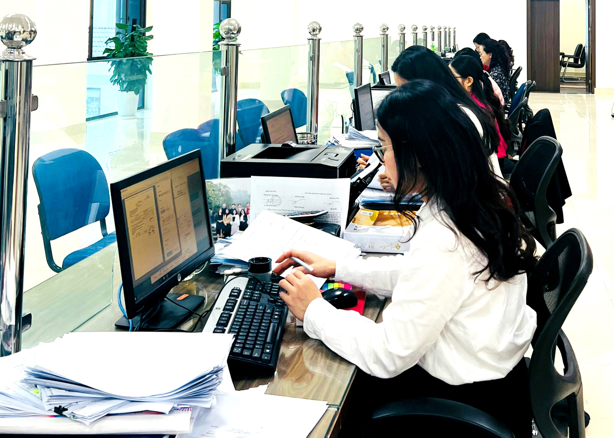 Hoạt động giao dịch tại Phòng Kế toán với ứng dụng chương trình dịch vụ công trực tuyến.
