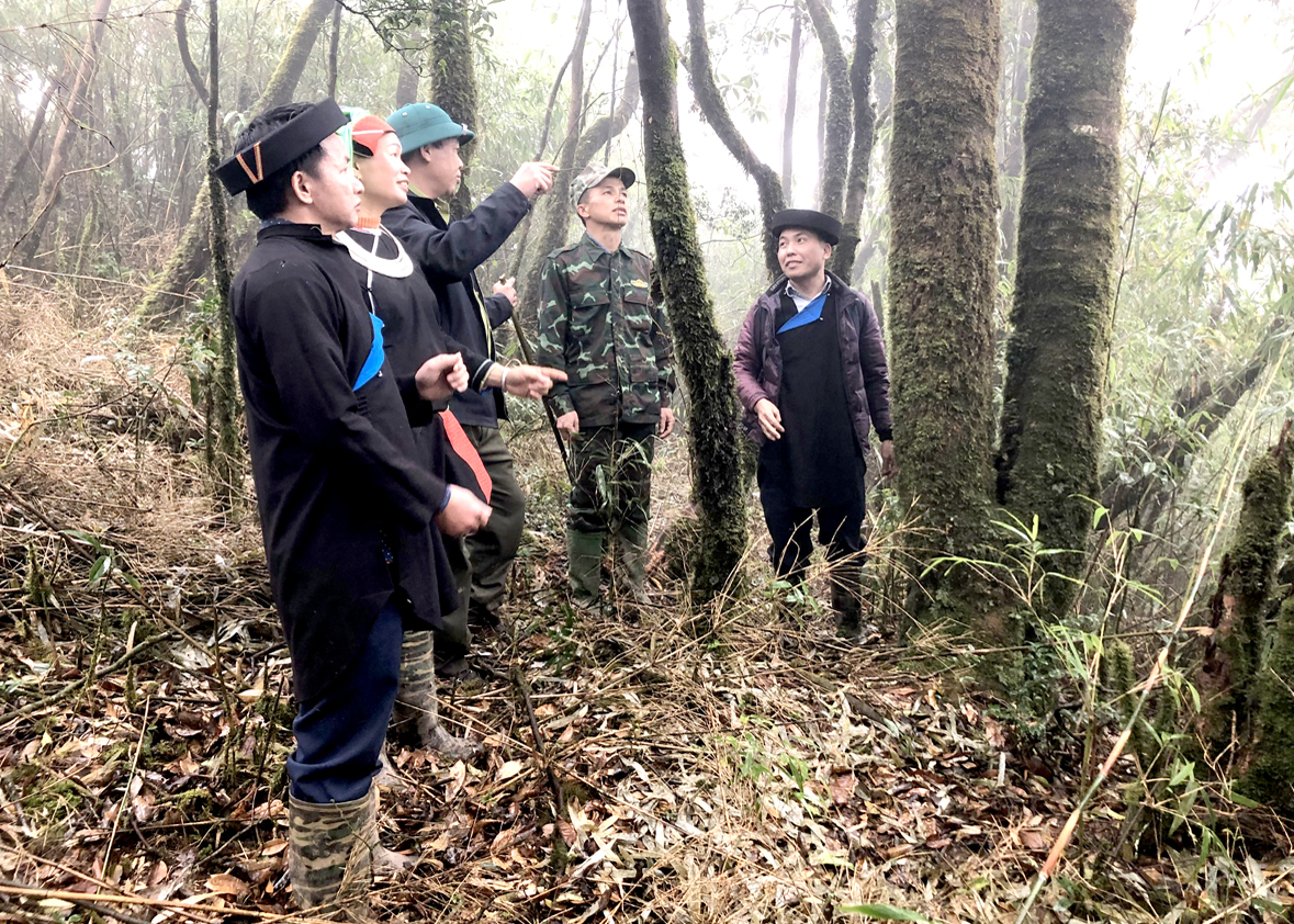 Lực lượng kiểm lâm phối hợp với người dân xã Cao Bồ (Vị Xuyên) tuần tra, bảo vệ rừng đặc dụng Tây Côn Lĩnh.
