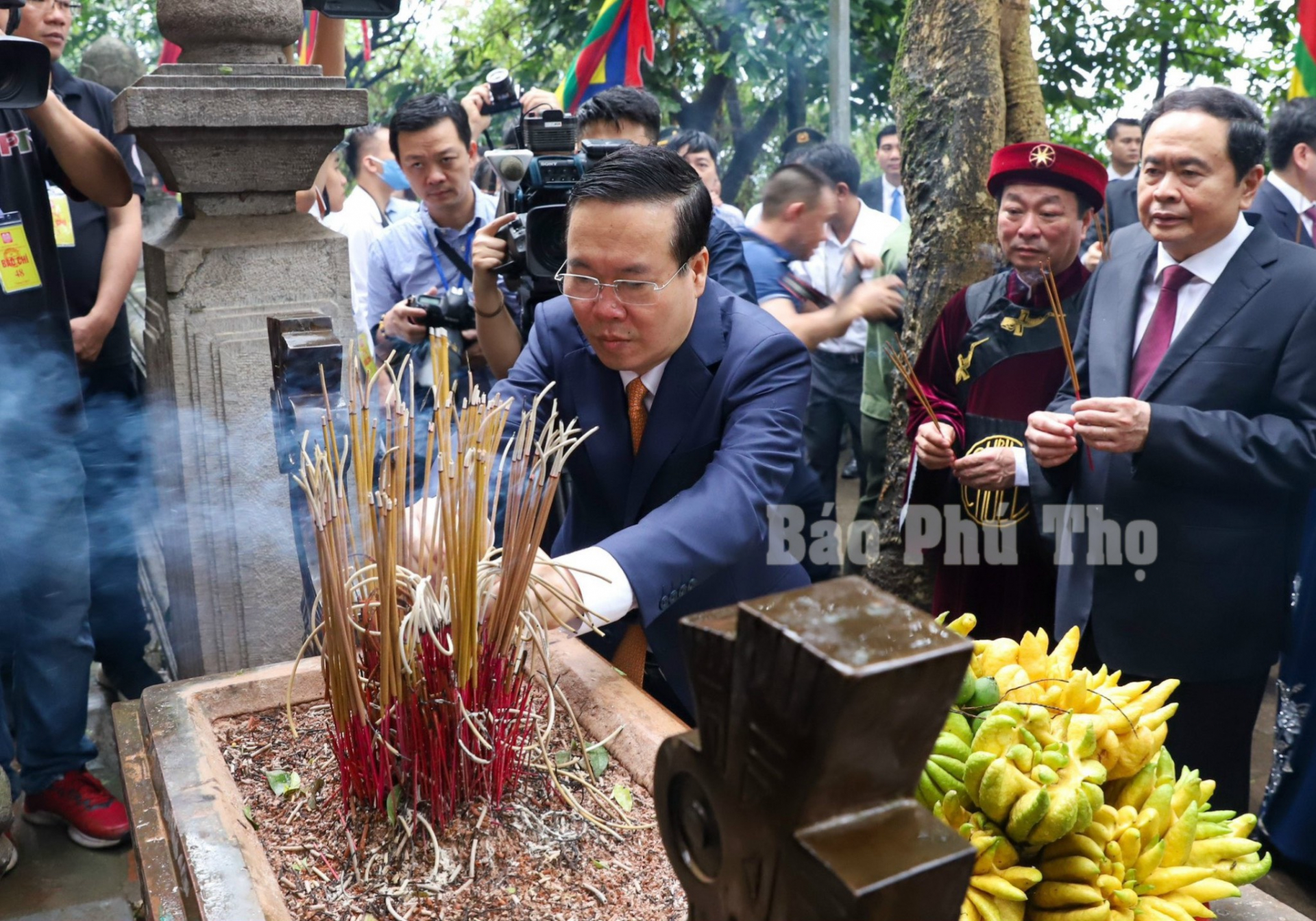 Chủ tịch nước Võ Văn Thưởng và các đại biểu thắp hương tại Lăng Hùng Vương