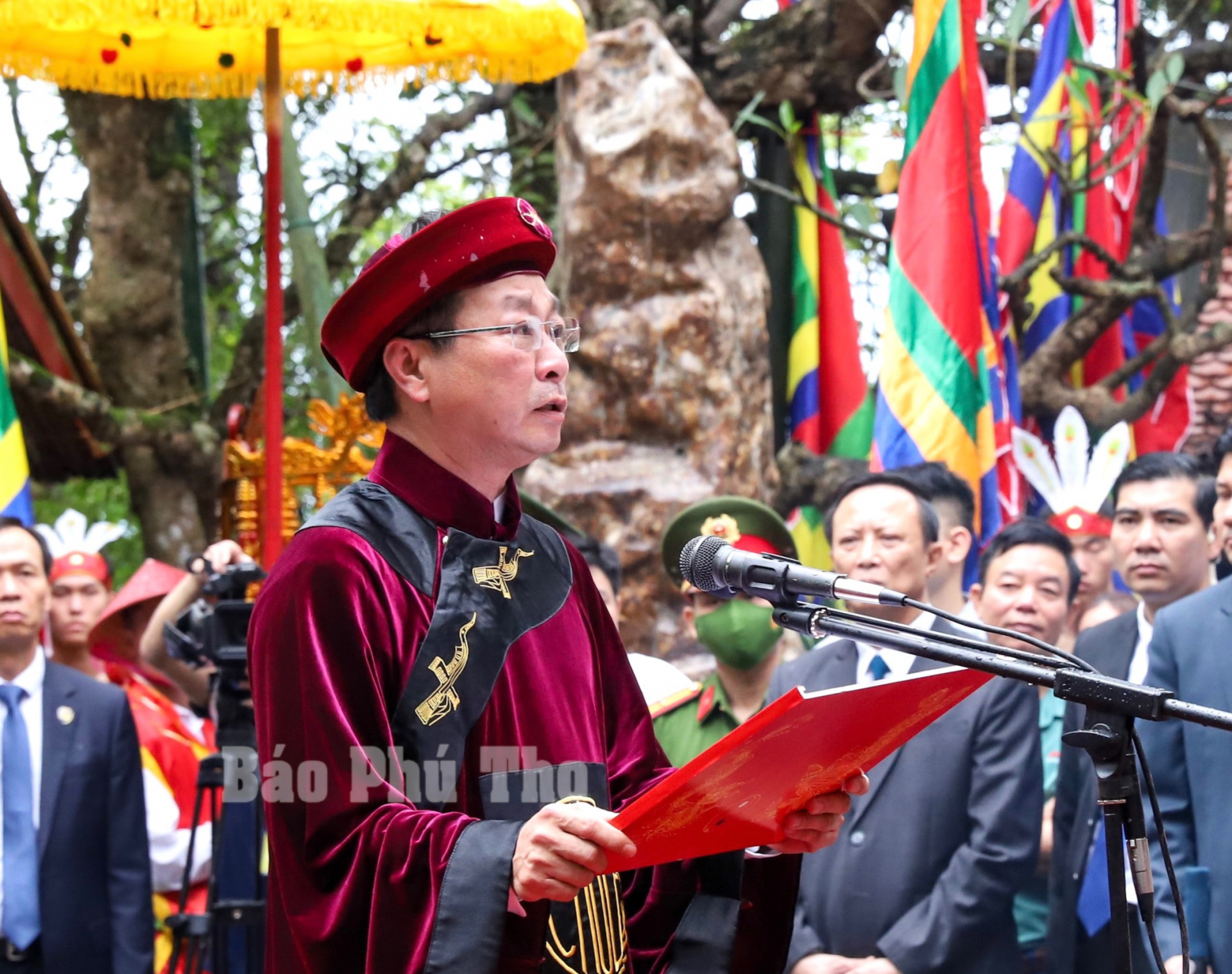 Đồng chí Bùi Văn Quang - Phó Bí thư Tỉnh ủy, Chủ tịch UBND tỉnh Phú Thọ kính cẩn đọc Chúc văn tưởng niệm các Vua Hùng