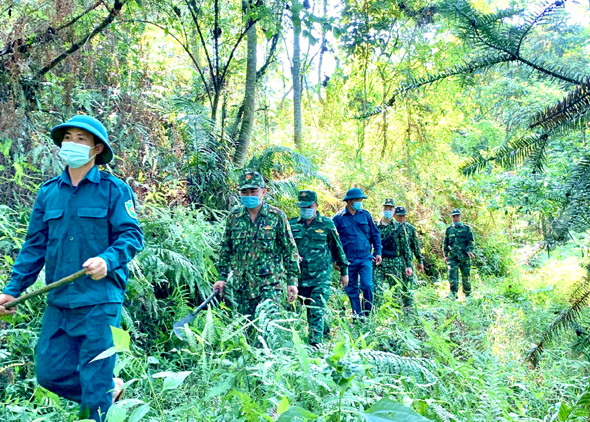  Cán bộ, chiến sỹ Đồn Biên phòng Bạch Đích phối hợp tuần tra, nắm tình hình an ninh trật tự trên tuyến biên giới.