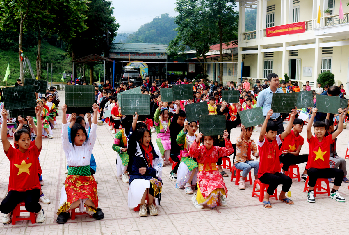 Các em học sinh Trường PTDT Bán trú Tiểu học và THCS Phiêng Luông hào hứng tham gia cuộc thi “Ai là đại sứ nước”.