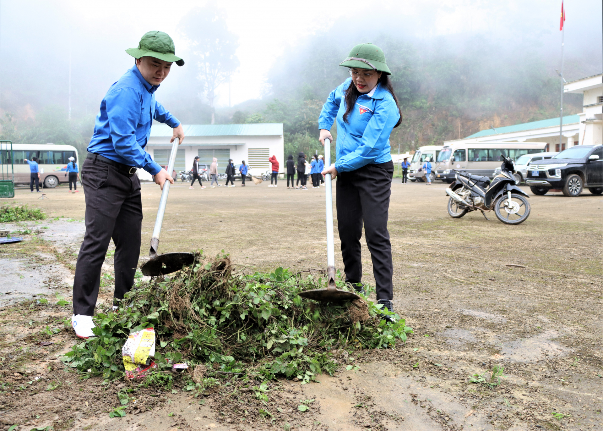 Lãnh đạo Tỉnh đoàn thu gom cỏ.