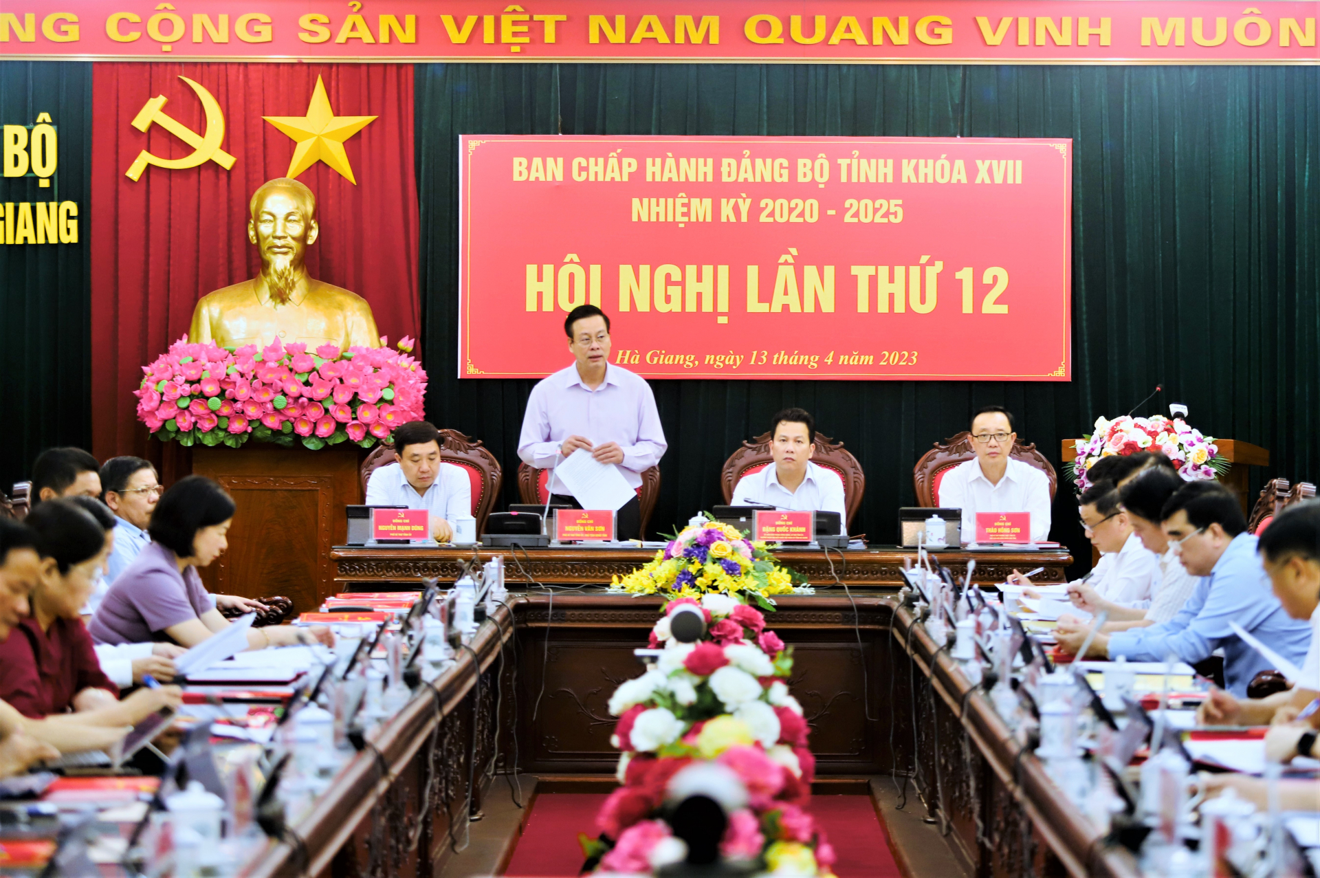 Chủ tịch UBND tỉnh Nguyễn Văn Sơn điều hành phần thảo luận trong phiên họp buổi chiều