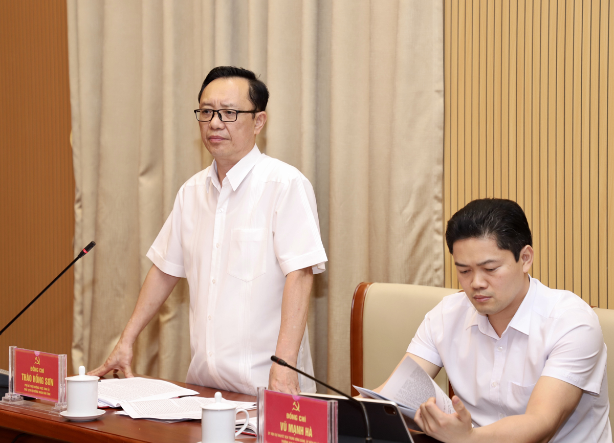 Phó Bí thư Thường trực Tỉnh ủy, Chủ tịch HĐND tỉnh Thào Hồng Sơn phát biểu tại phiên họp
