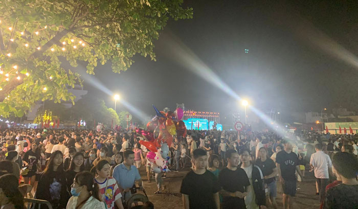 Đông đảo nhân dân đến tham gia các hoạt động ở phố đi bộ, chợ đêm