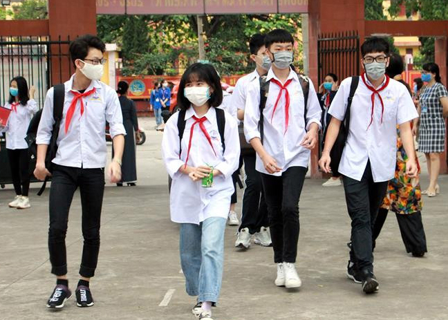 Học sinh trường THCS Trần Phú, TP Bắc Giang tuân thủ các biện pháp phòng chống dịch COVID-19 khi đến trường. 