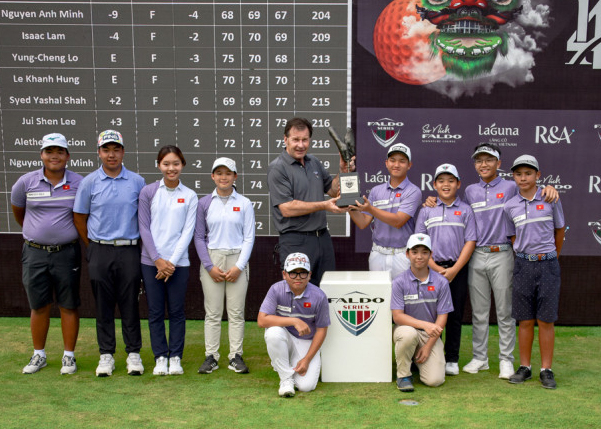 Anh Minh (thứ tư từ phải sang) nhận cup vô địch từ huyền thoại Nick Faldo.