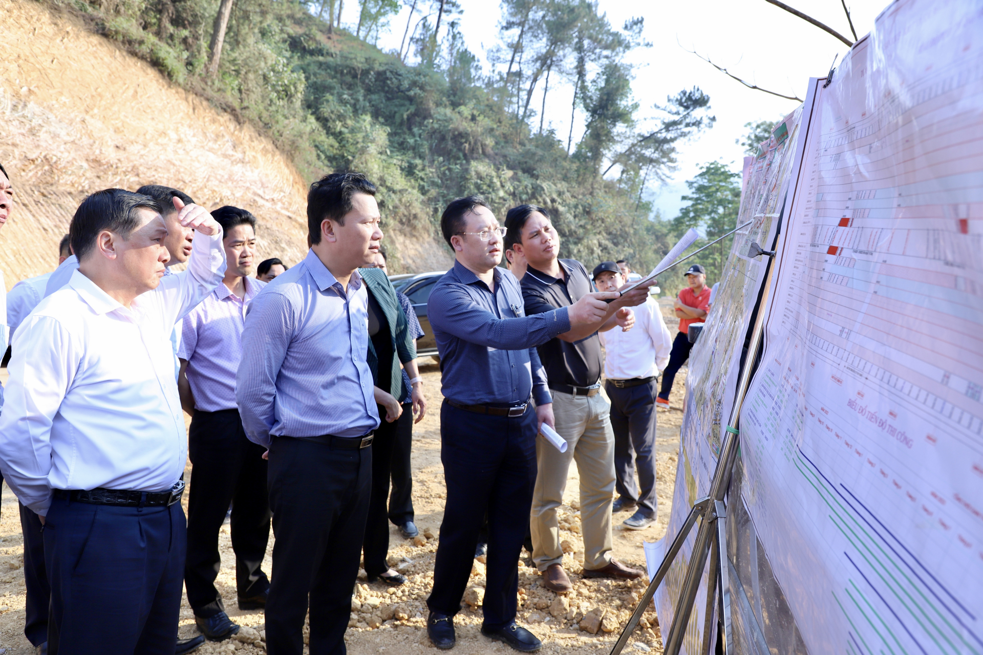 Lãnh đạo Ban quản lý Dự án đầu tư xây dựng công trình giao thông tỉnh báo cáo tiến độ dự án do Ban làm chủ đầu tư
