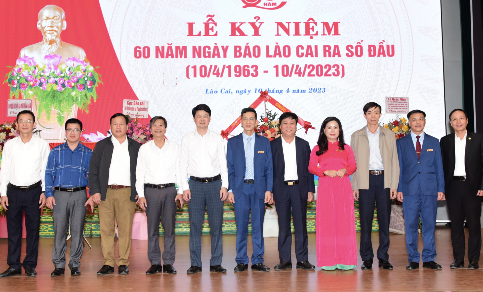 Lãnh đạo báo Đảng một số tỉnh trung du và miền núi phía Bắc chụp ảnh lưu niệm cùng Ban Biên tập Báo Lào Cai