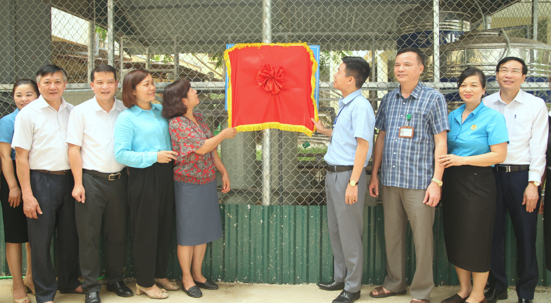 Các đại biểu khánh thành công trình thể dục, thể thao tại Trường Cao đẳng Kỹ thuật và Công nghệ tỉnh.
