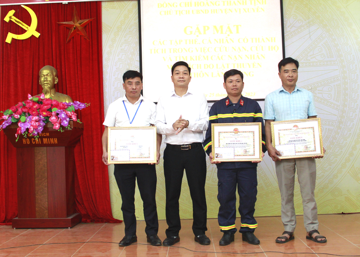 Chủ tịch UBND huyện Vị Xuyên Hoàng Thanh Tịnh tặng Giấy khen cho các tập thể có thành tích trong công tác cứu nạn, cứu hộ, tìm kiếm nạn nhân mất tích.
