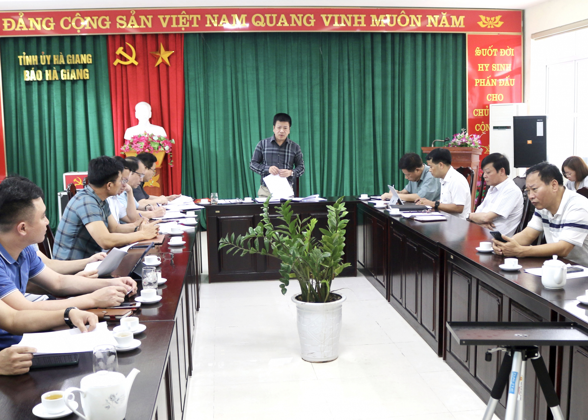Bí thư Chi bộ, Tổng biên tập Báo Hà Giang Nguyễn Trung Thu phát biểu tại hội nghị.