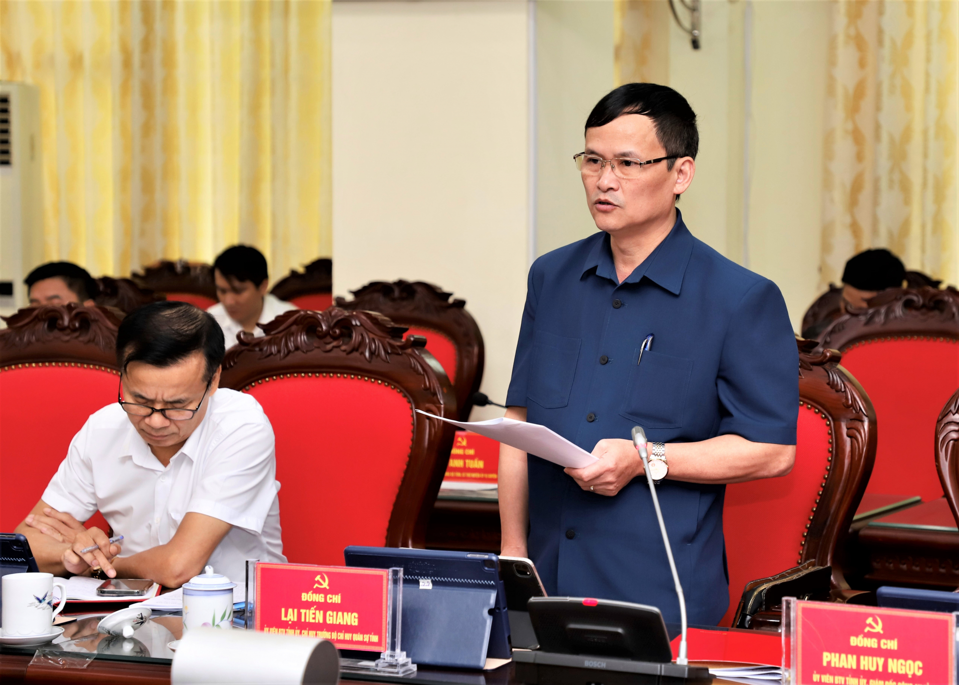 Bí thư Huyện ủy Quang Bình thảo luận tại tổ 1