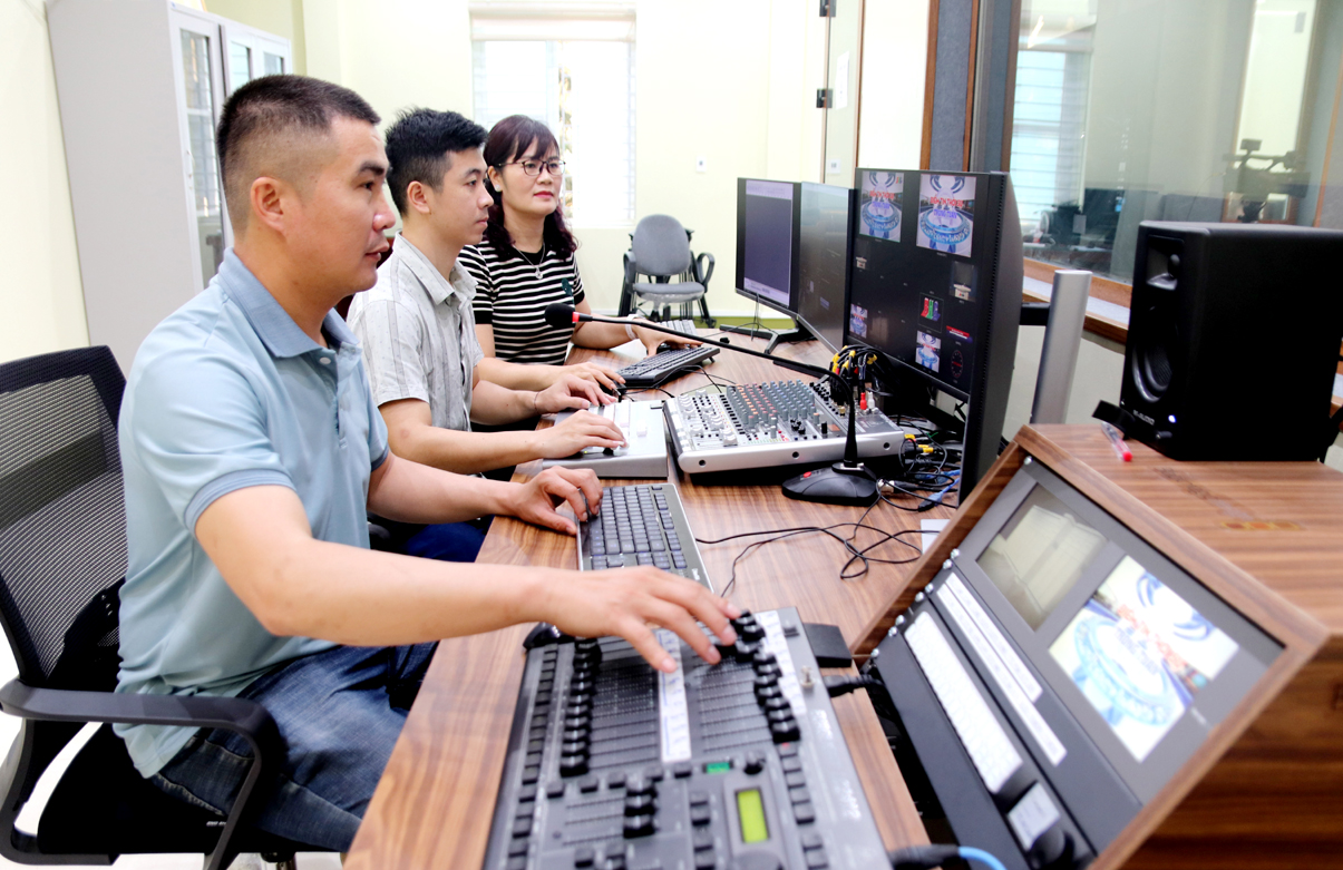 Báo Hà Giang điện tử được đầu tư trang thiết bị và công nghệ đáp ứng yêu cầu làm báo hiện đại. 				      Ảnh: THU PHƯƠNG