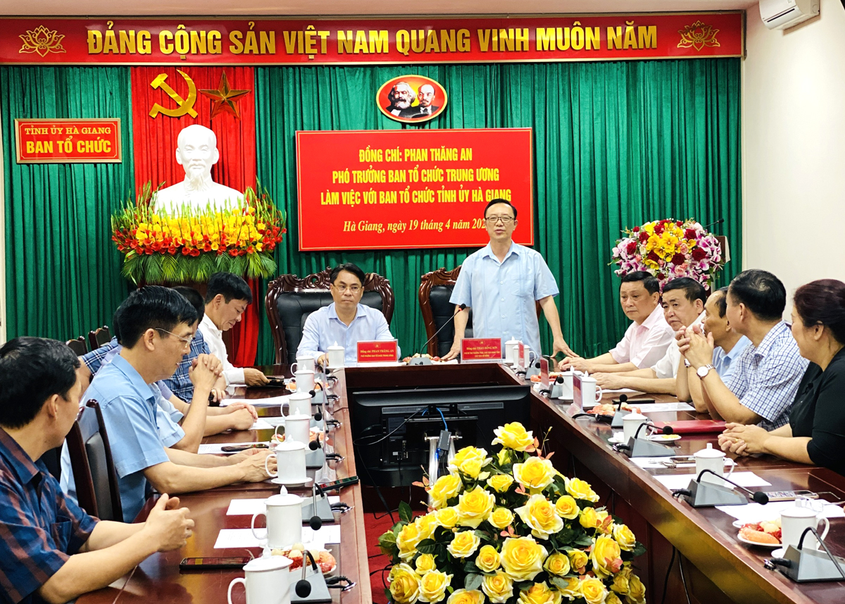 Phó Bí thư Thường trực Tỉnh ủy Thào Hồng Sơn phát biểu tại buổi làm việc.
