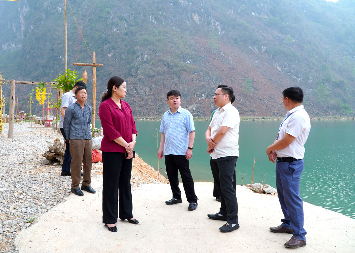 Phó Chủ tịch UBND tỉnh Hà thị Minh Hạnh kiểm tra thực tế tại bến thuyền tự phát thôn Quán Xí, xã Lũng Pù.
