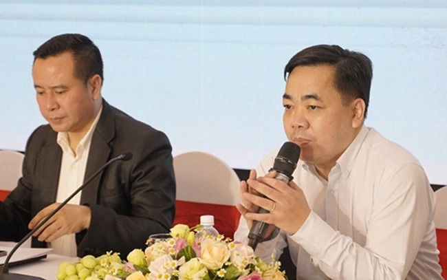 Ông Trần Hướng Dương - Phó cục trưởng Cục Nghệ thuật Biểu diễn (áo trắng) phát biểu tại buổi tọa đàm.