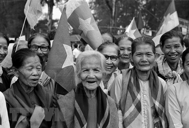 Các bà mẹ có công với cách mạng, đại diện cho đội quân tóc dài trong ngày giải phóng.