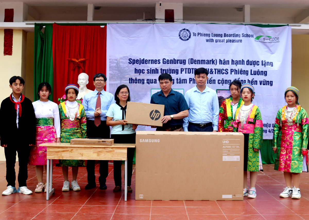Đại diện các đơn vị tài trợ trao quà cho Trường PTDT Bán trú Tiểu học và THCS Phiêng Luông (Bắc Mê).
