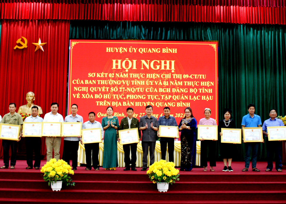 Lãnh đạo huyện Quang Bình trao Giấy khen cho các tập thể, cá nhân có thành tích trong 2 năm thực hiện xóa bỏ hủ tục, phong tục tập quán lạc hậu, xây dựng nếp sống văn minh.
