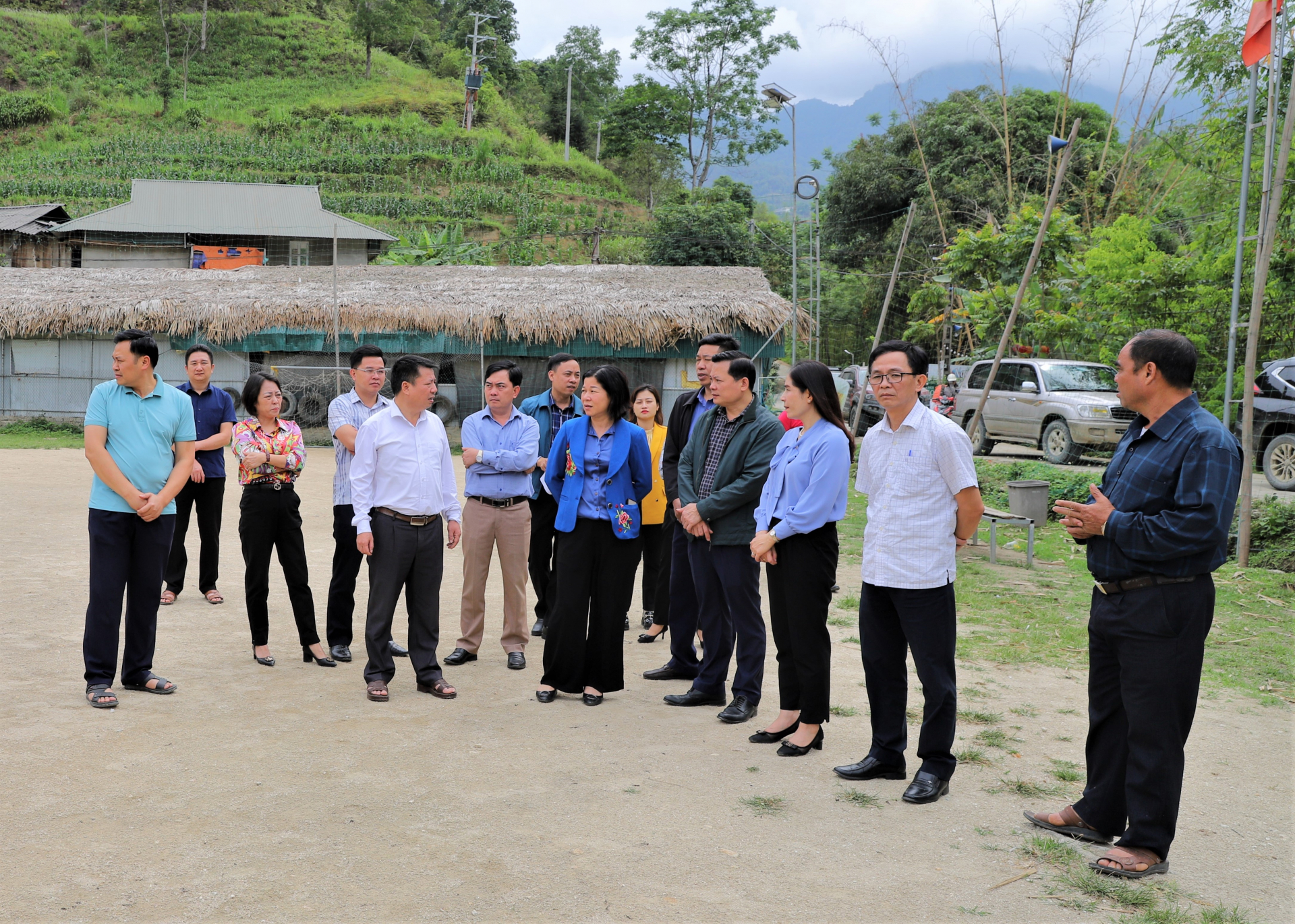 Phó Chủ tịch Thường trực HĐND tỉnh Chúng Thị Chiên và các thành viên đoàn công tác tiến hành khảo sát tại Trạm Truyền hình xã Nậm Dịch.