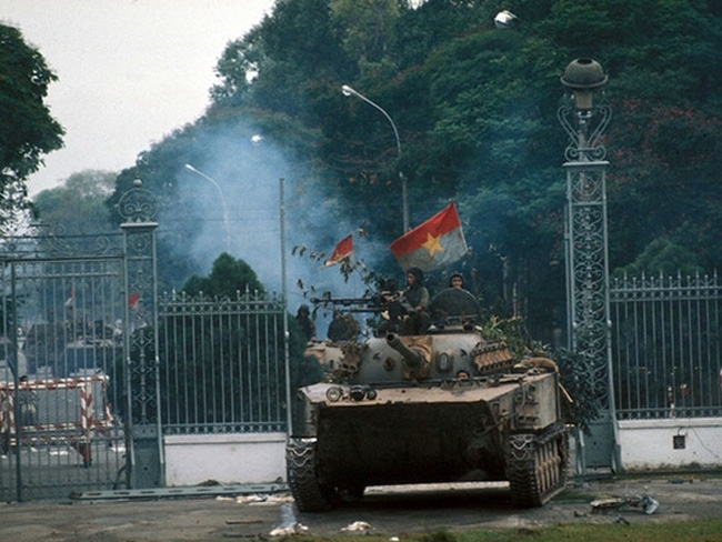 Xe tăng Quân Giải phóng tiến vào Dinh Độc Lập.