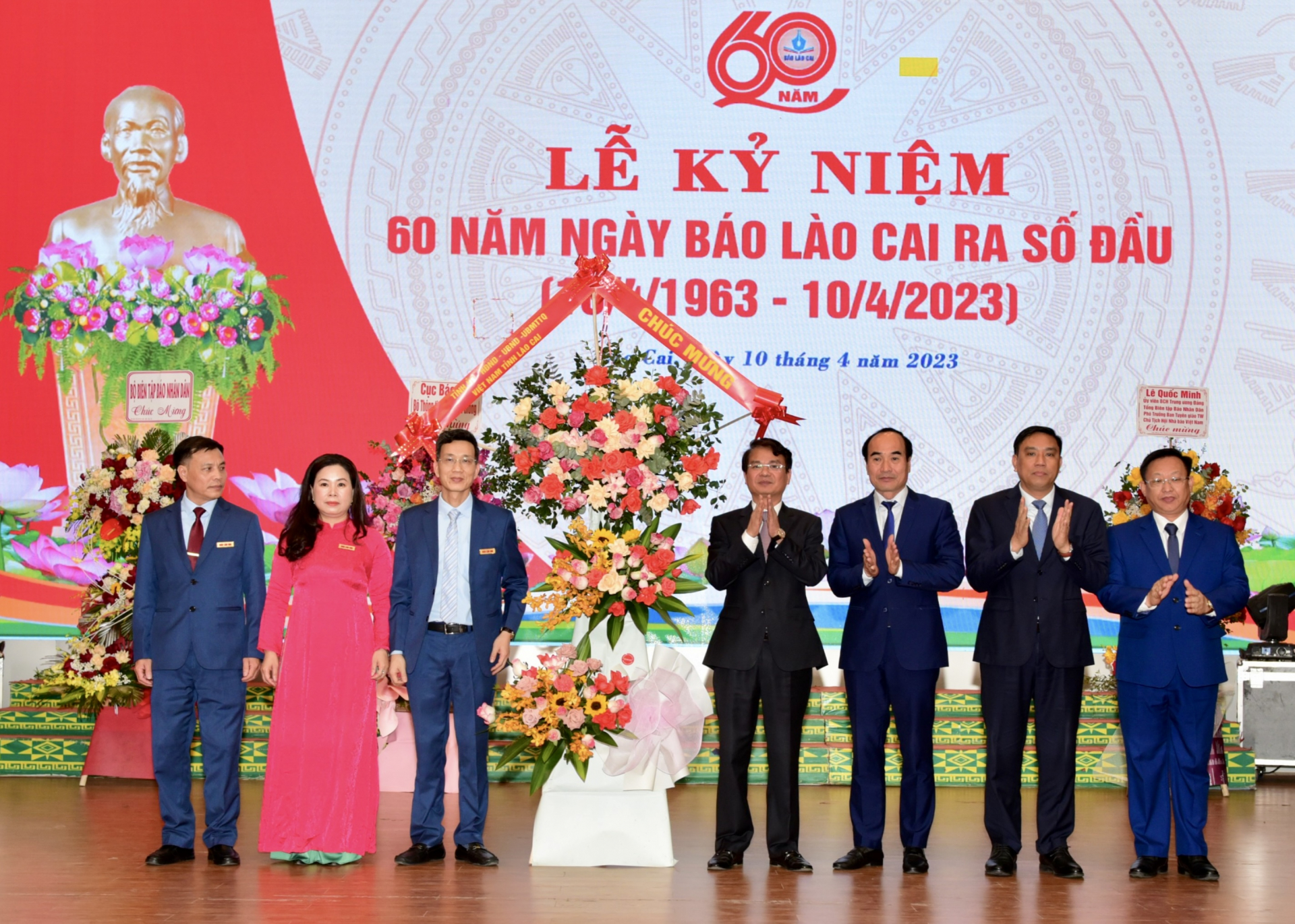 Các đồng chí Thường trực Tỉnh ủy Lào Cai tặng hoa chúc mừng Báo Lào Cai.