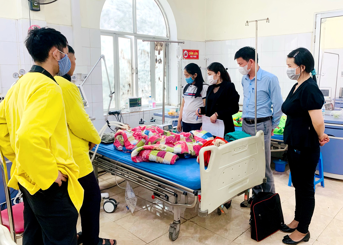 Đoàn công tác Chi cục An toàn vệ sinh thực phẩm tỉnh thăm, động viên bệnh nhân điều trị tại Bệnh viện Đa khoa huyện Đồng Văn.

